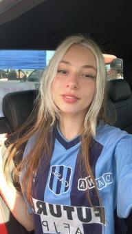 Mlada Francuskinja koja voli sisati Volim kurčeve